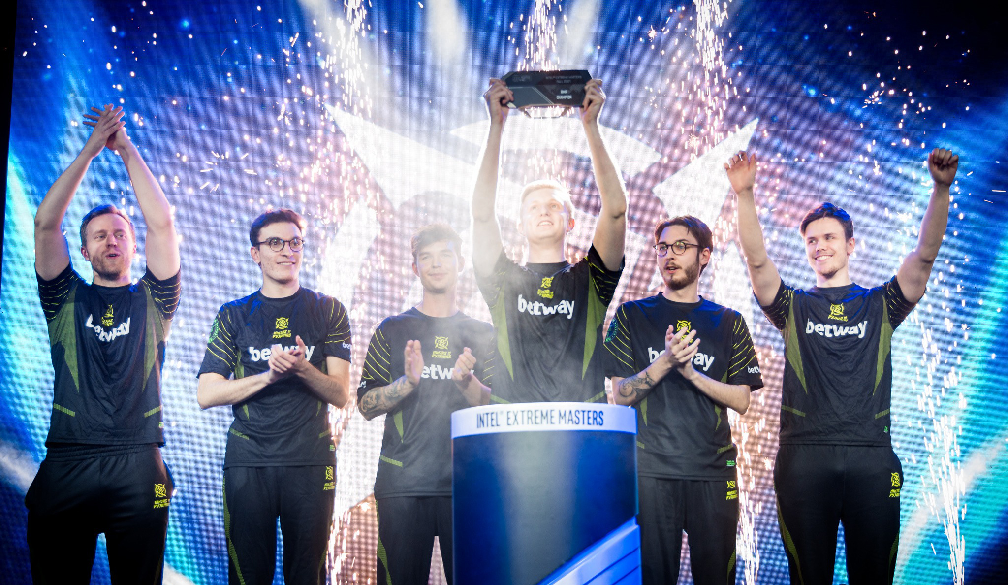 PESCM国际服在线对战指南：足球经理游戏体验与球员数据库更新解析，支持多语言游戏界面